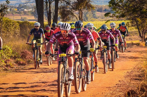 Offrez une expérience inoubliable : saut en parachute à 200 km/h